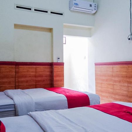 Hotel Reddoorz Syariah At Griya Soeratin Pacitan Exterior foto