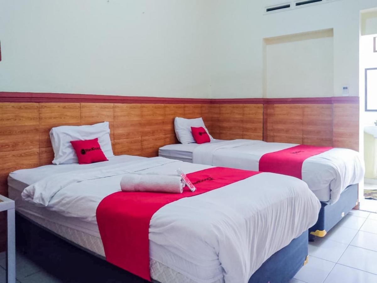 Hotel Reddoorz Syariah At Griya Soeratin Pacitan Exterior foto