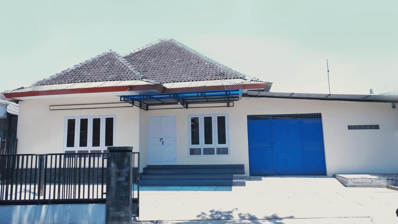 Hotel Reddoorz Syariah At Griya Soeratin Pacitan Exterior foto