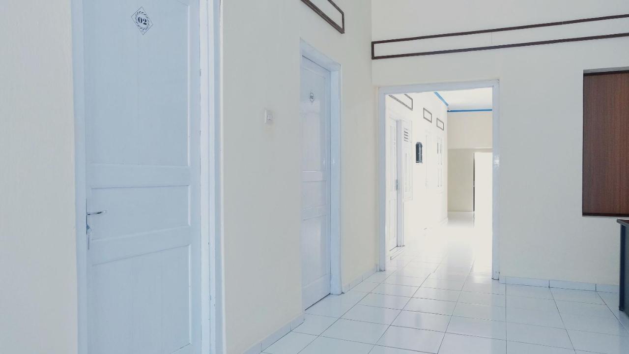 Hotel Reddoorz Syariah At Griya Soeratin Pacitan Exterior foto